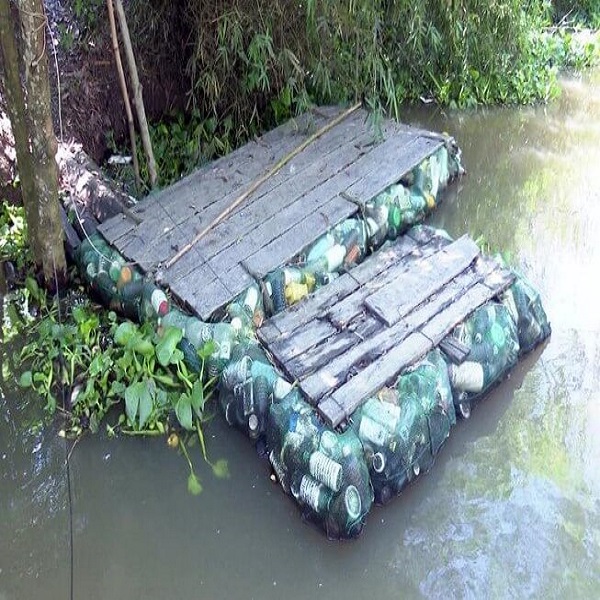 Độc đáo bè qua sông làm bằng vỏ Chai Nhựa thuốc bảo vệ thực vật