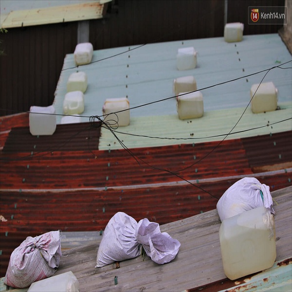 Người dân Quảng Nam bơm nước vào túi, Can Nhựa chằng chống nhà cửa trước bão số 9