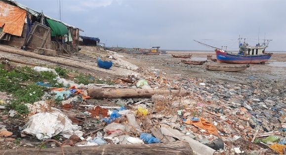 Hậu Lộc: Khó khăn trong xử lý nguồn rác thải trôi dạt từ biển