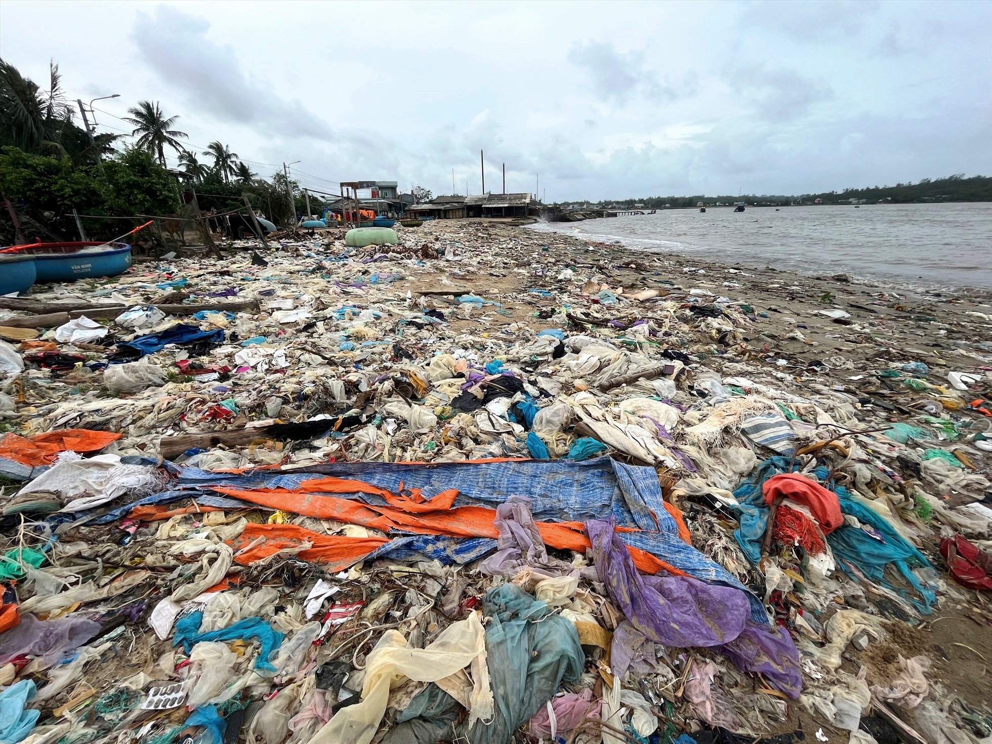 Bờ biển TP Quảng Ngãi thành bãi rác hôi thối